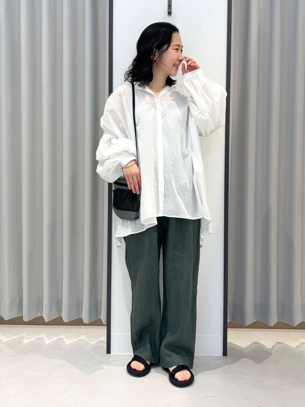 グリーン系のその他パンツ、ホワイト系のシャツ/ブラウス、ブラック系のサンダルを着用したレディースの春コーディネートの2枚目の写真