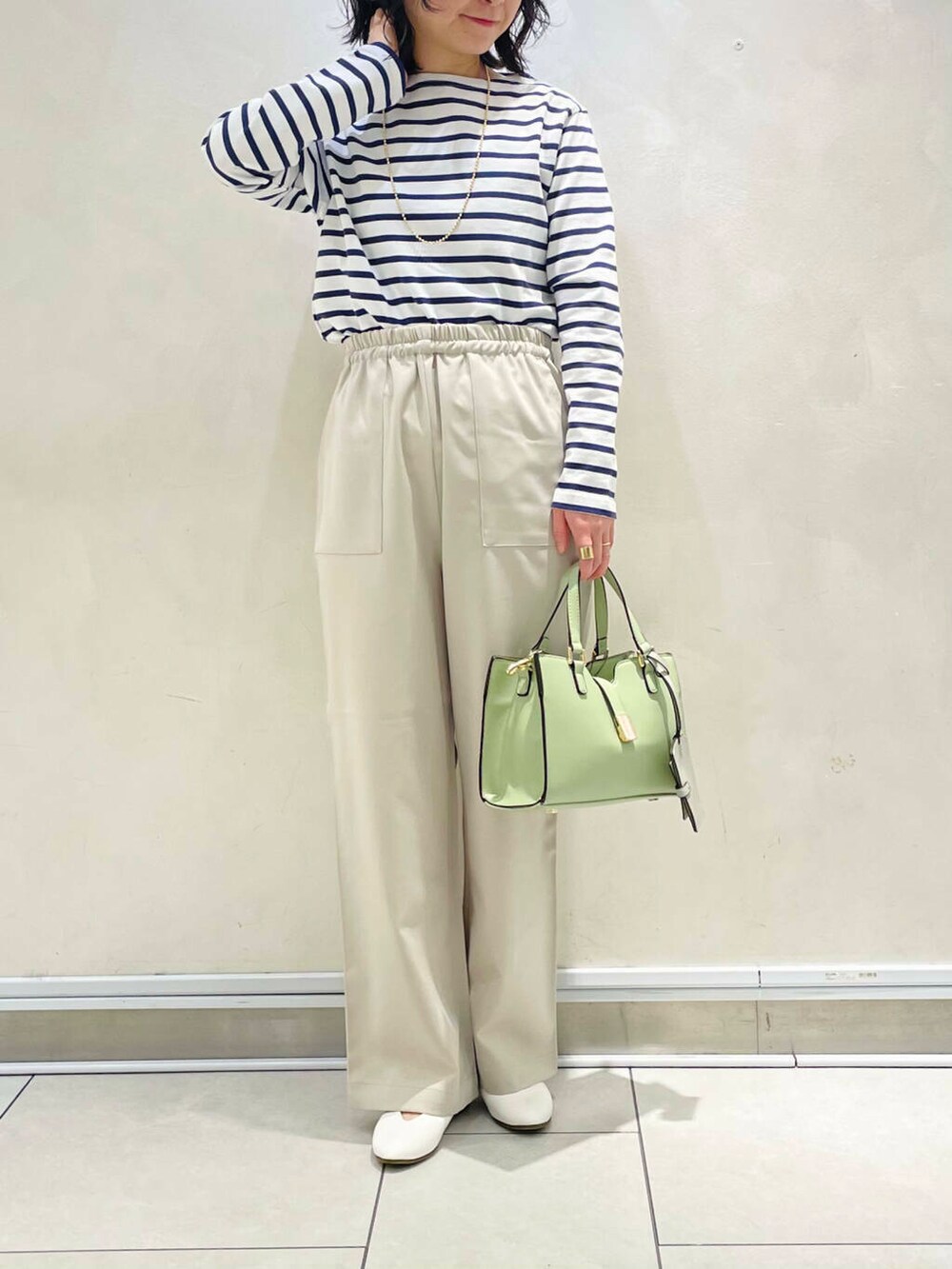 ホワイト系のパンプス、ベージュ系のその他パンツ、ブルー系のTシャツ/カットソーを着用したレディースの冬コーディネートの4枚目の写真