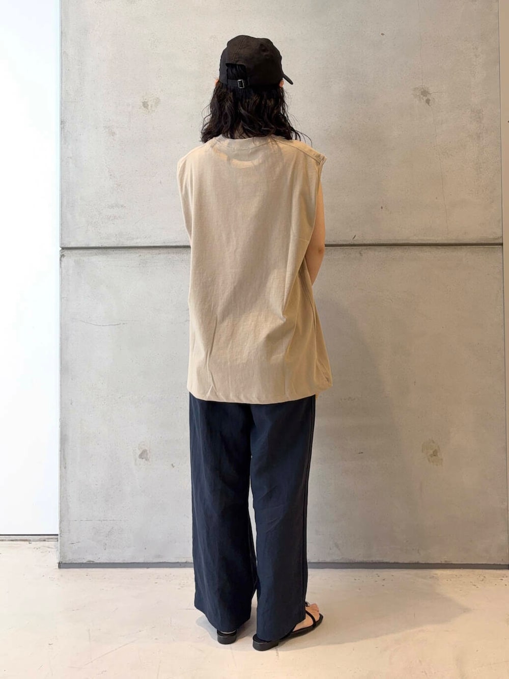 オレンジ系のショルダーバッグ、ベージュ系のTシャツ/カットソー、ブルー系のその他パンツを着用したレディースの夏コーディネートの4枚目の写真