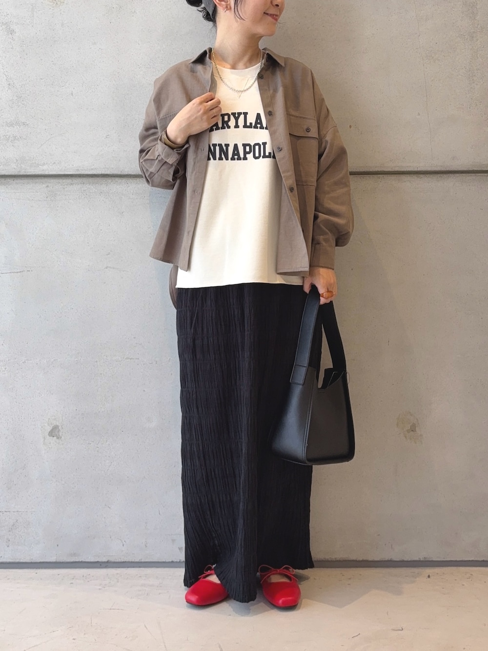 ホワイト系のTシャツ/カットソー、ブラック系のハンドバッグ、ベージュ系のシャツ/ブラウスを着用したレディースの夏コーディネートの2枚目の写真