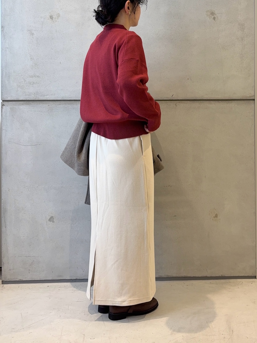 ホワイト系のスカート、ブラウン系のローファー、グレー系のステンカラーコートを着用したレディースの秋コーディネートの7枚目の写真