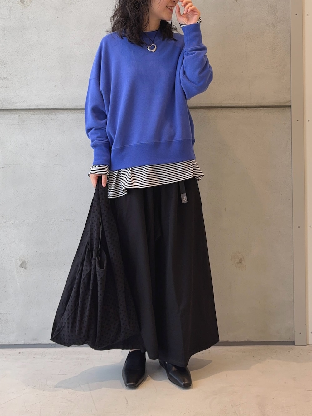 ブラック系のTシャツ/カットソー、ブルー系のTシャツ/カットソー、ブラック系のショルダーバッグを着用したレディースの秋コーディネートの2枚目の写真