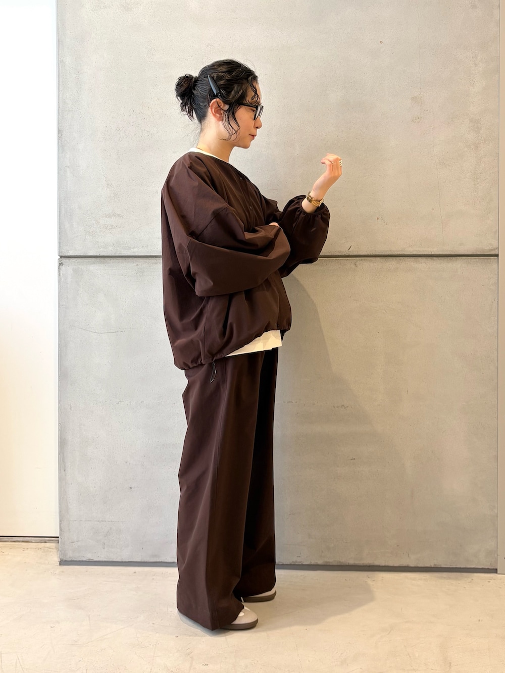 ブラウン系のカーディガン/ボレロ、ブラウン系のその他パンツ、ホワイト系のスニーカーを着用したレディースの春コーディネートの3枚目の写真