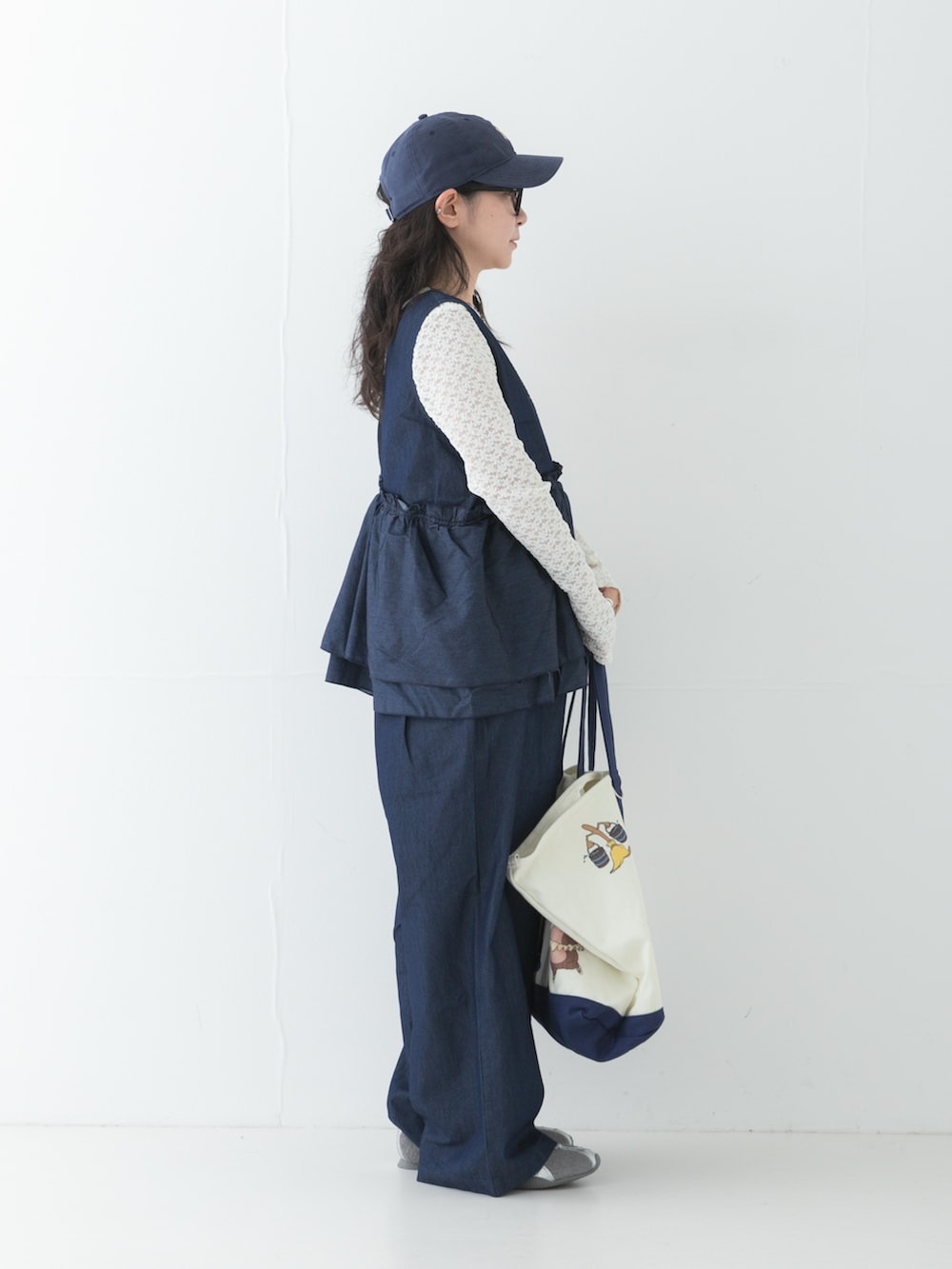 ブルー系のつなぎ/オールインワン、その他のトートバッグ、ホワイト系のTシャツ/カットソーを着用したレディースの秋コーディネートの3枚目の写真