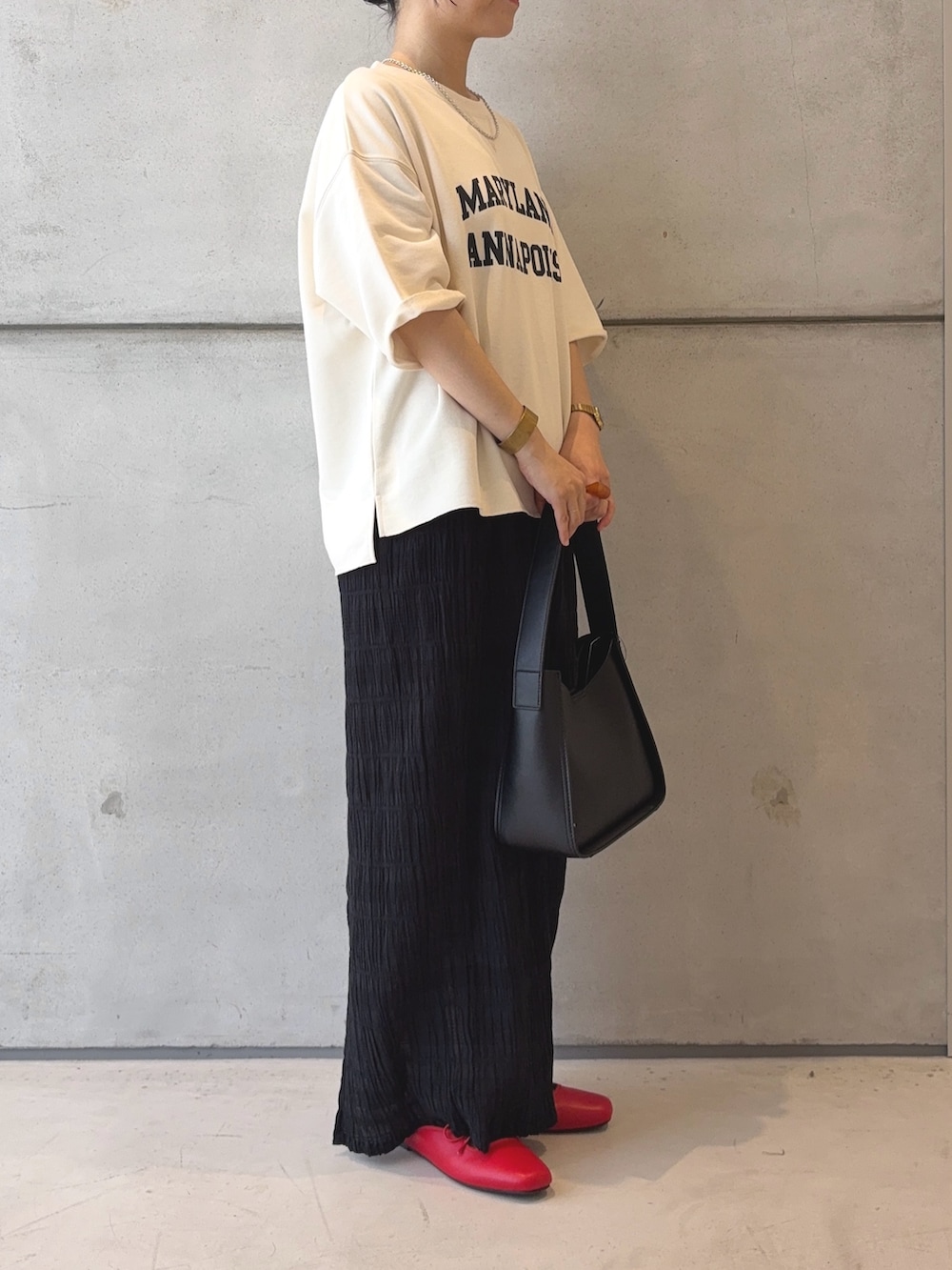 ホワイト系のTシャツ/カットソー、ブラック系のハンドバッグ、ベージュ系のシャツ/ブラウスを着用したレディースの夏コーディネートの6枚目の写真
