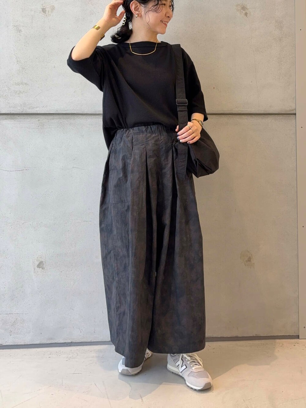 ブラック系のショルダーバッグ、ブラック系のTシャツ/カットソー、ブラック系のその他パンツを着用したレディースの夏コーディネートの2枚目の写真