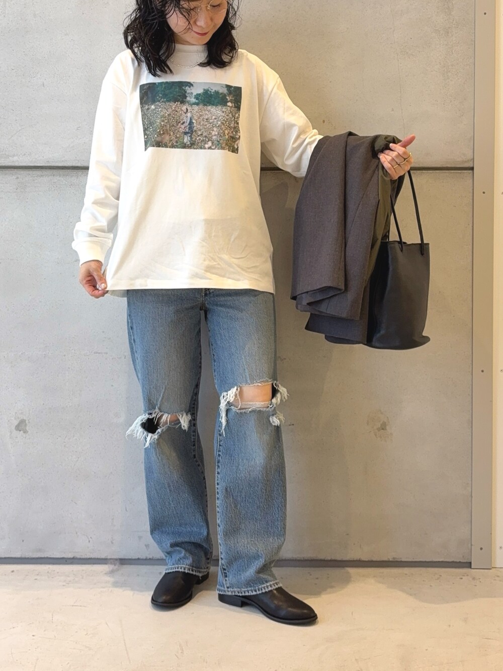 グレー系のその他アウター、ホワイト系のTシャツ/カットソー、ブラック系のショルダーバッグを着用したレディースの秋コーディネートの5枚目の写真