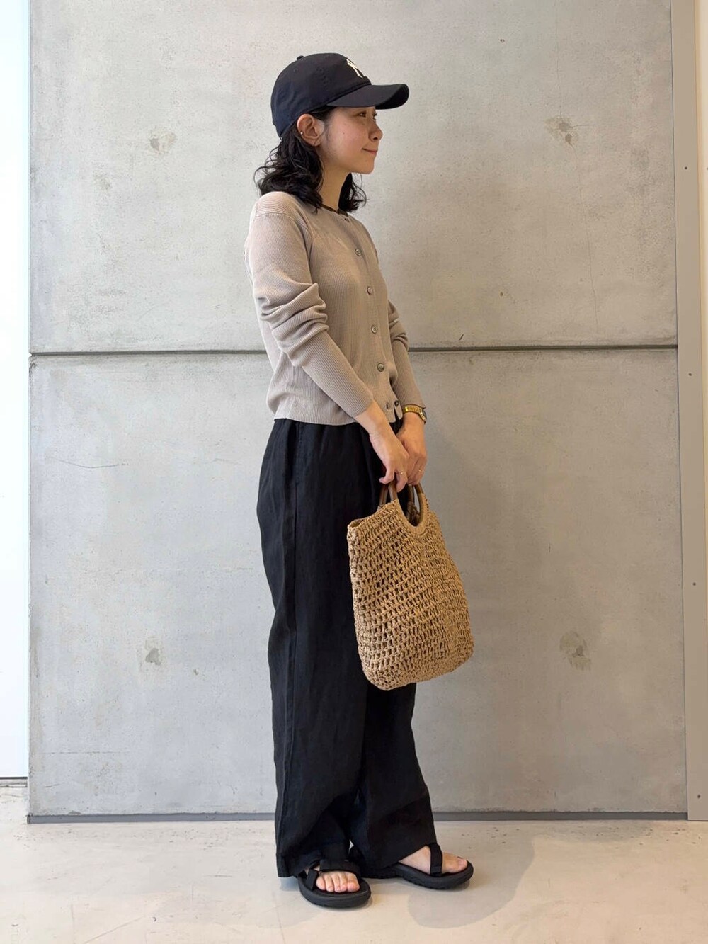 ブラック系のその他パンツ、ベージュ系のトートバッグ、グレー系のカーディガン/ボレロを着用したレディースの夏コーディネートの3枚目の写真