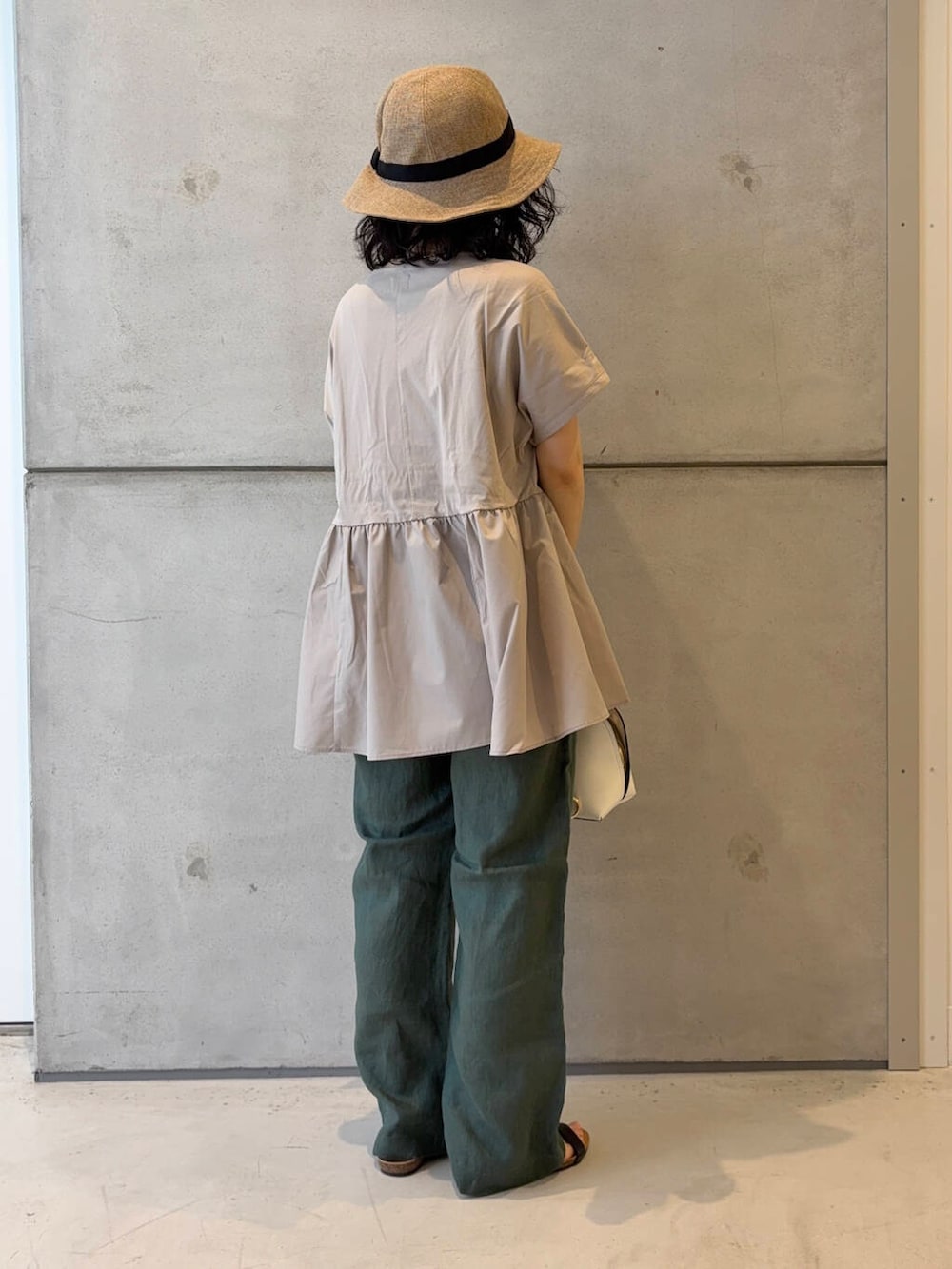 「シンプル、大人カジュアル、カジュアル、ママコーデ、カジュアルコーデ、シンプルコーデ、サンダル、カットソー、パンツ、ハット、低身長、SMELLY、バングル、newarrival、休日スタイル」|「URBAN RESEARCH DOORSのリネンイージーパンツ(その他パンツ、グリーン系)」を使った、今日の西野さん(レディース・152cm)の夏コーディネートの5枚目の写真