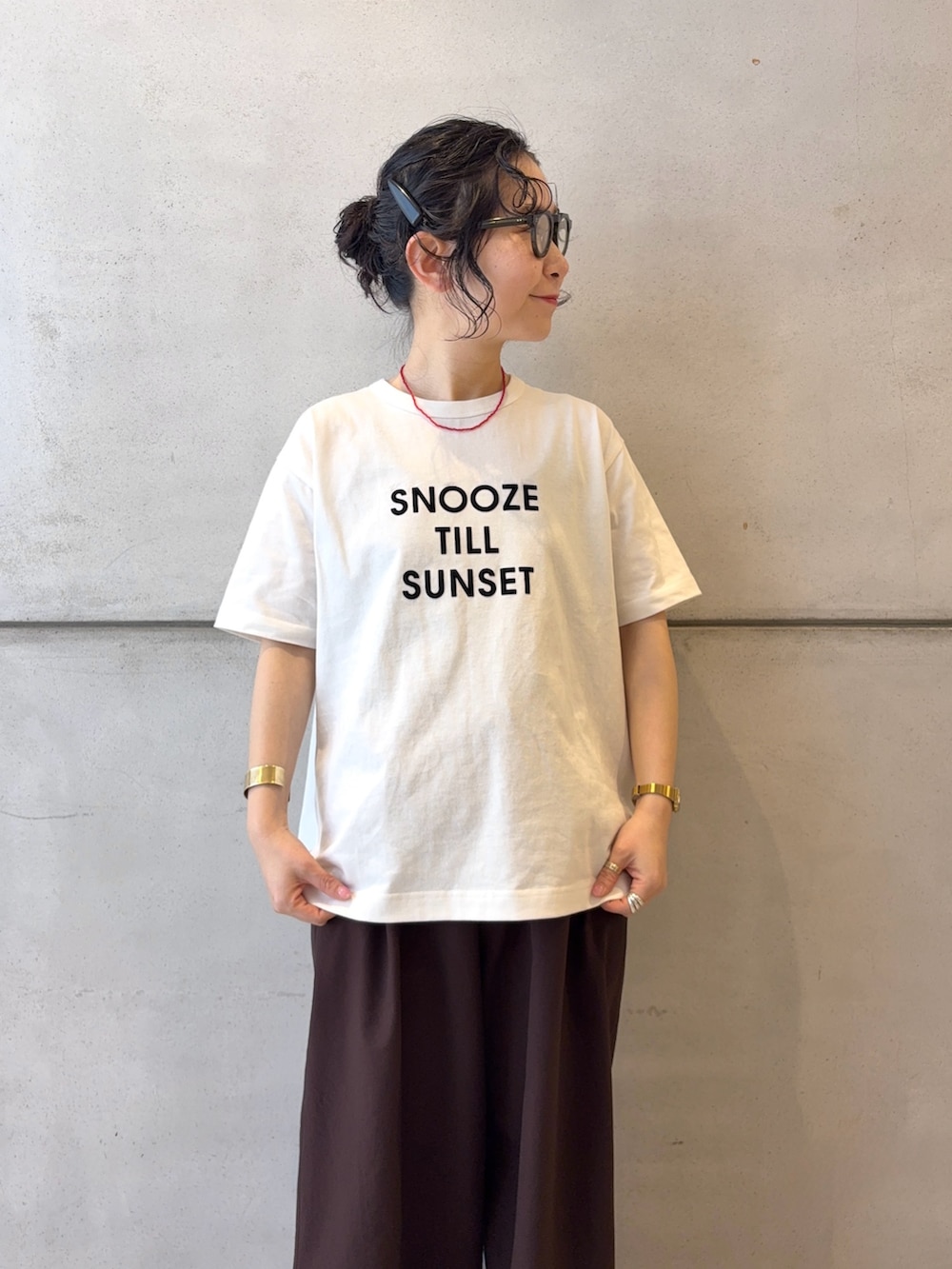 ブラウン系のカーディガン/ボレロ、ブラウン系のその他パンツ、ホワイト系のスニーカーを着用したレディースの春コーディネートの5枚目の写真