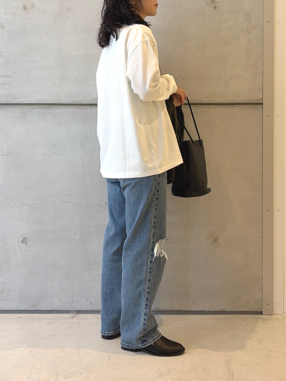 グレー系のその他アウター、ホワイト系のTシャツ/カットソー、ブラック系のショルダーバッグを着用したレディースの秋コーディネートの6枚目の写真