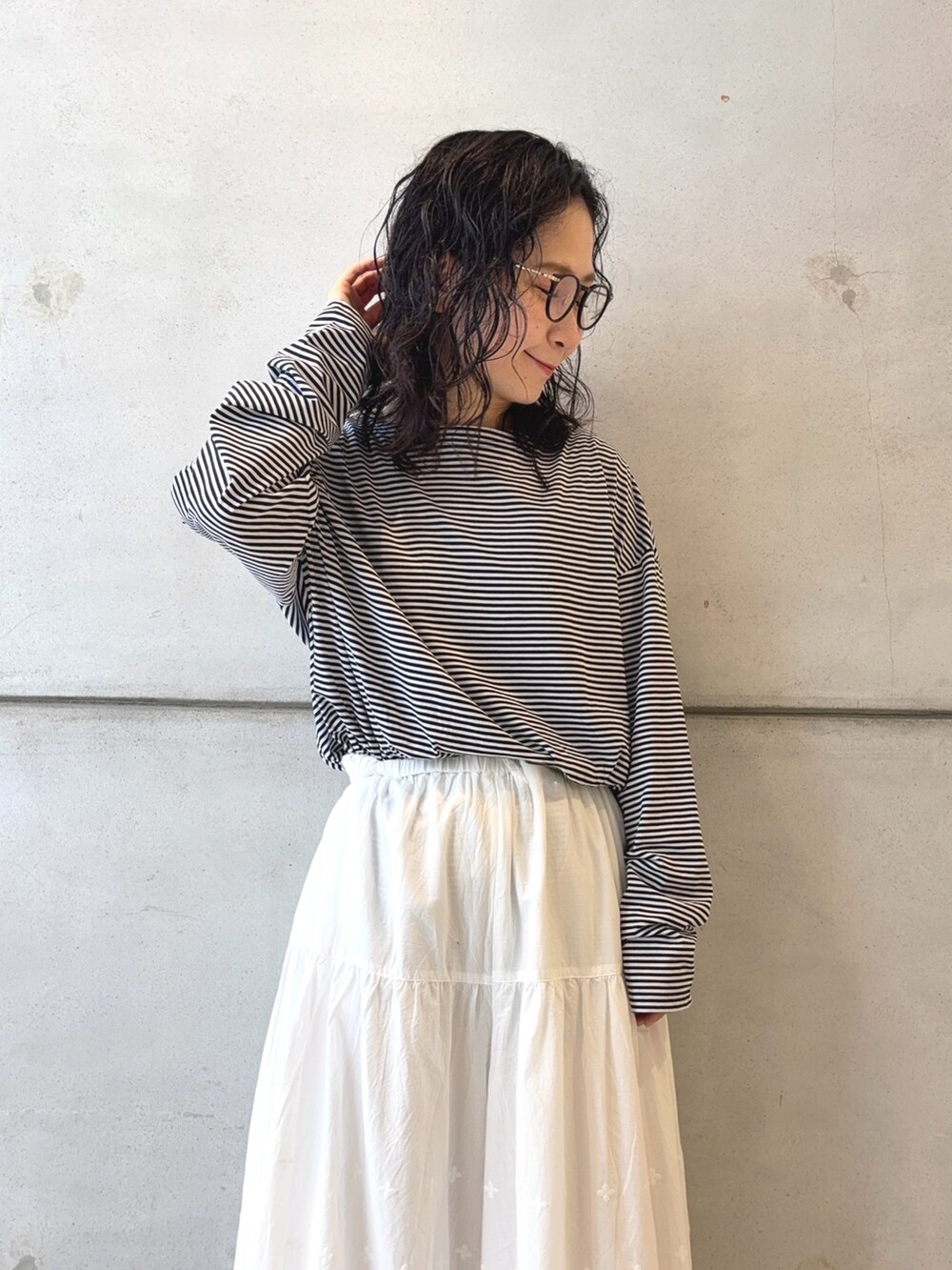 ブラック系のTシャツ/カットソー、ブラック系のその他アウター、ホワイト系のその他パンツを着用したレディースの秋コーディネートの6枚目の写真