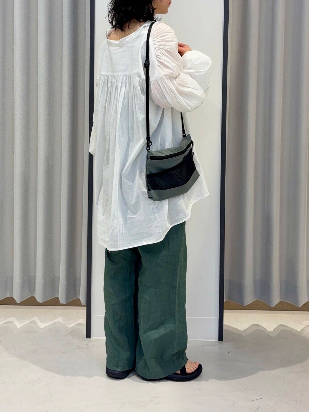 グリーン系のその他パンツ、ホワイト系のシャツ/ブラウス、ブラック系のサンダルを着用したレディースの春コーディネートの5枚目の写真