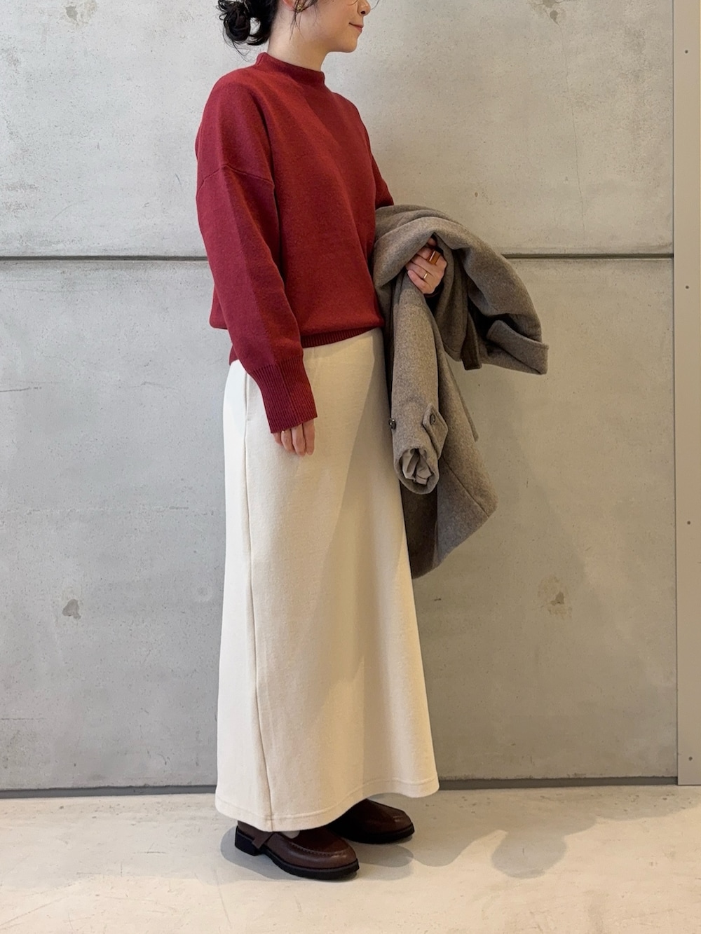 ホワイト系のスカート、ブラウン系のローファー、グレー系のステンカラーコートを着用したレディースの秋コーディネートの6枚目の写真