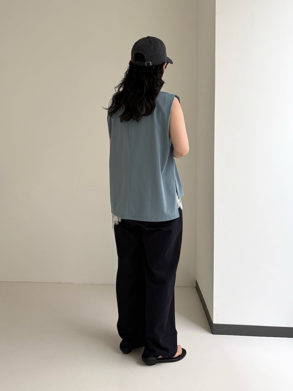 ブルー系のタンクトップ、ホワイト系のキャミソール、ブルー系のその他パンツを着用したレディースの夏コーディネートの5枚目の写真