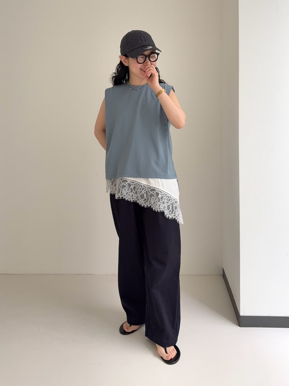 ブルー系のタンクトップ、ホワイト系のキャミソール、ブルー系のその他パンツを着用したレディースの夏コーディネートの3枚目の写真