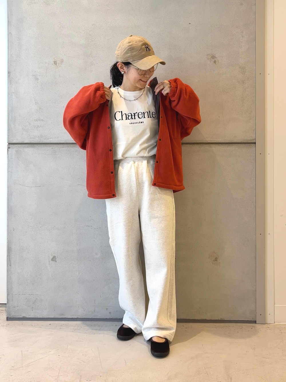 ホワイト系のTシャツ/カットソー、ブラウン系のその他アウター、ベージュ系のその他パンツを着用したレディースの秋コーディネートの2枚目の写真