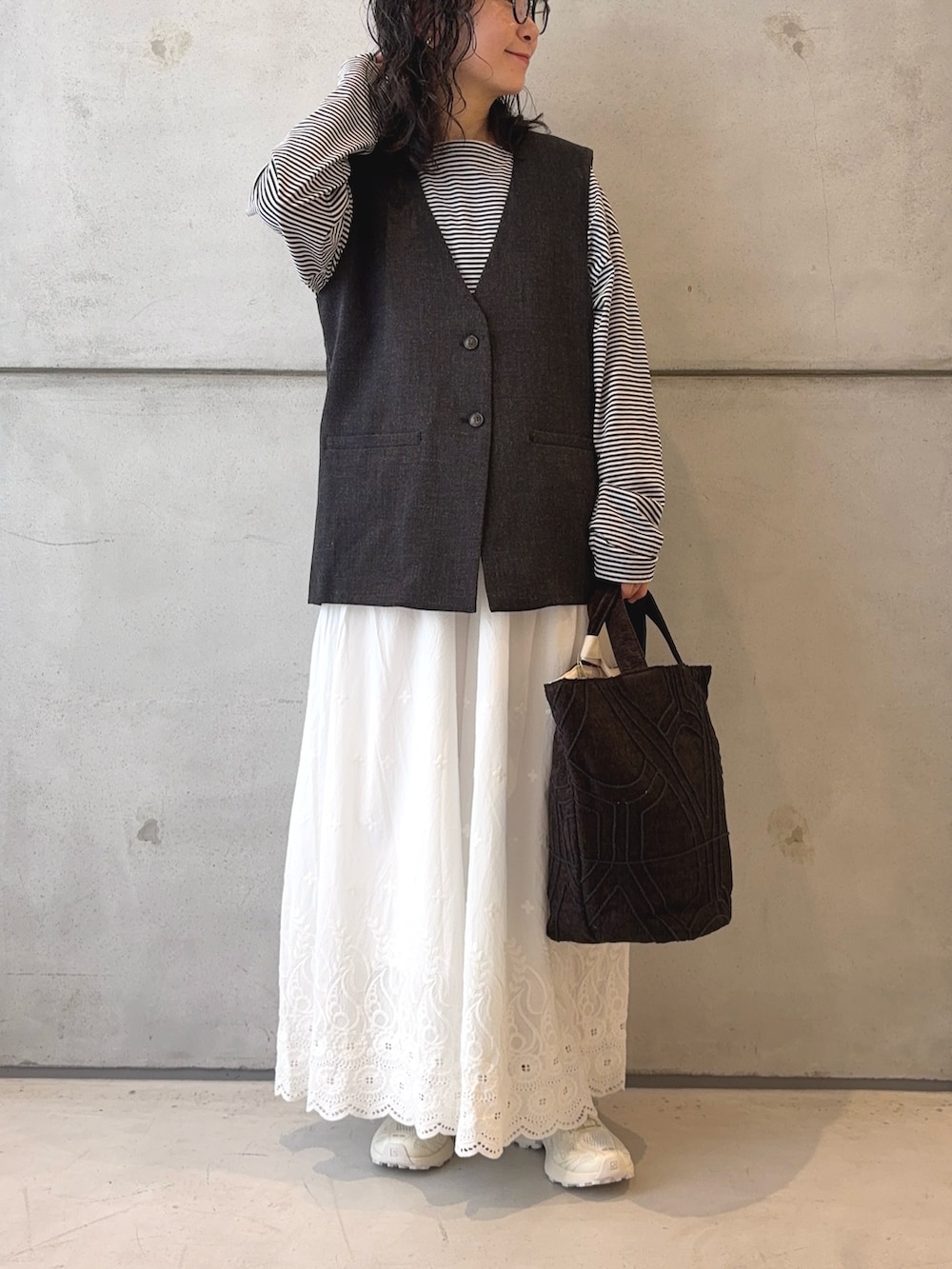 ブラック系のTシャツ/カットソー、ブラック系のその他アウター、ホワイト系のその他パンツを着用したレディースの秋コーディネートの2枚目の写真