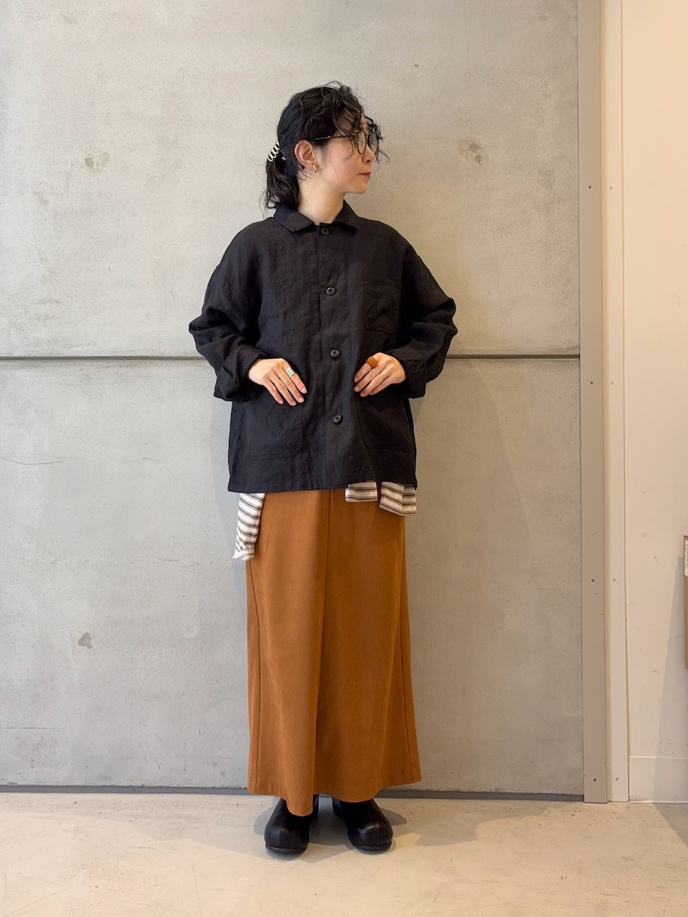 その他のTシャツ/カットソー、ブラック系のカバーオール、ホワイト系のTシャツ/カットソーを着用したレディースの春コーディネートの2枚目の写真