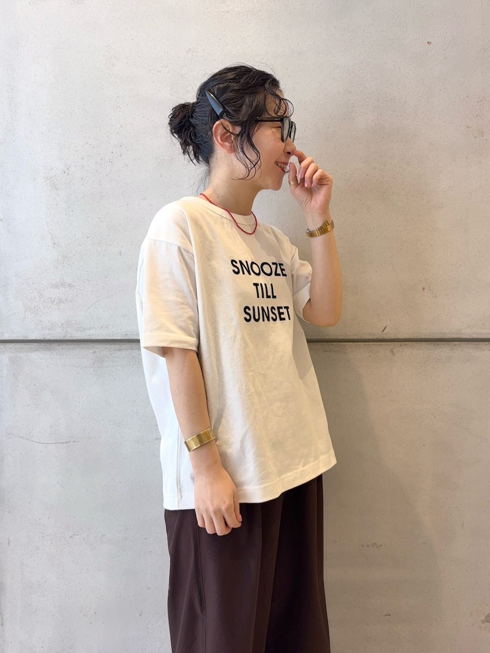 ブラウン系のカーディガン/ボレロ、ブラウン系のその他パンツ、ホワイト系のスニーカーを着用したレディースの春コーディネートの6枚目の写真