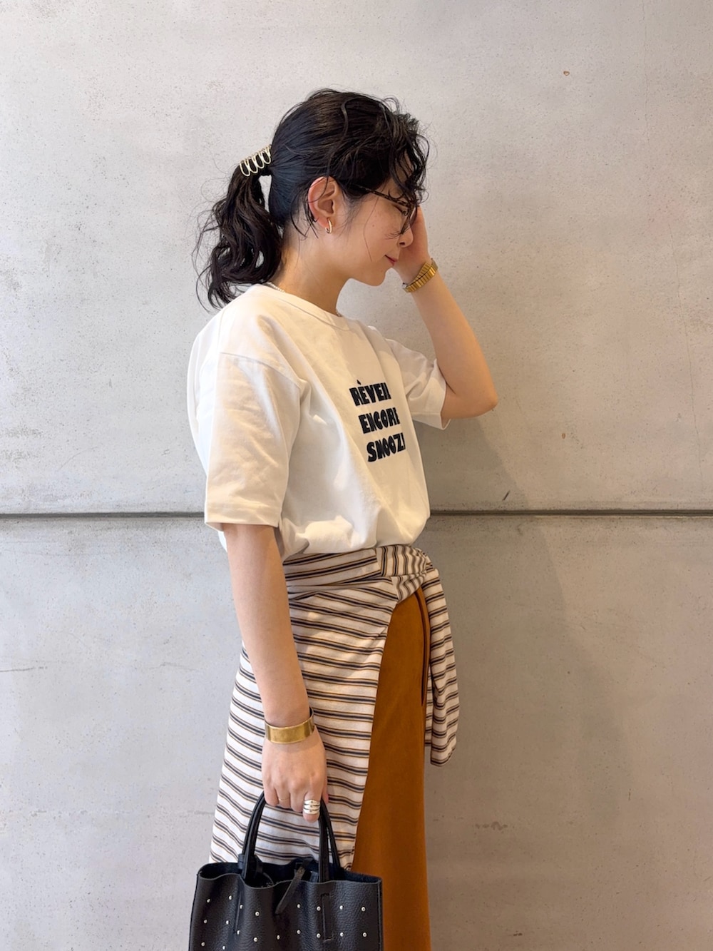 その他のTシャツ/カットソー、ブラック系のカバーオール、ホワイト系のTシャツ/カットソーを着用したレディースの春コーディネートの7枚目の写真