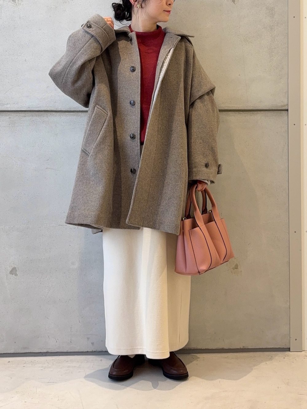 ホワイト系のスカート、ブラウン系のローファー、グレー系のステンカラーコートを着用したレディースの秋コーディネートの2枚目の写真