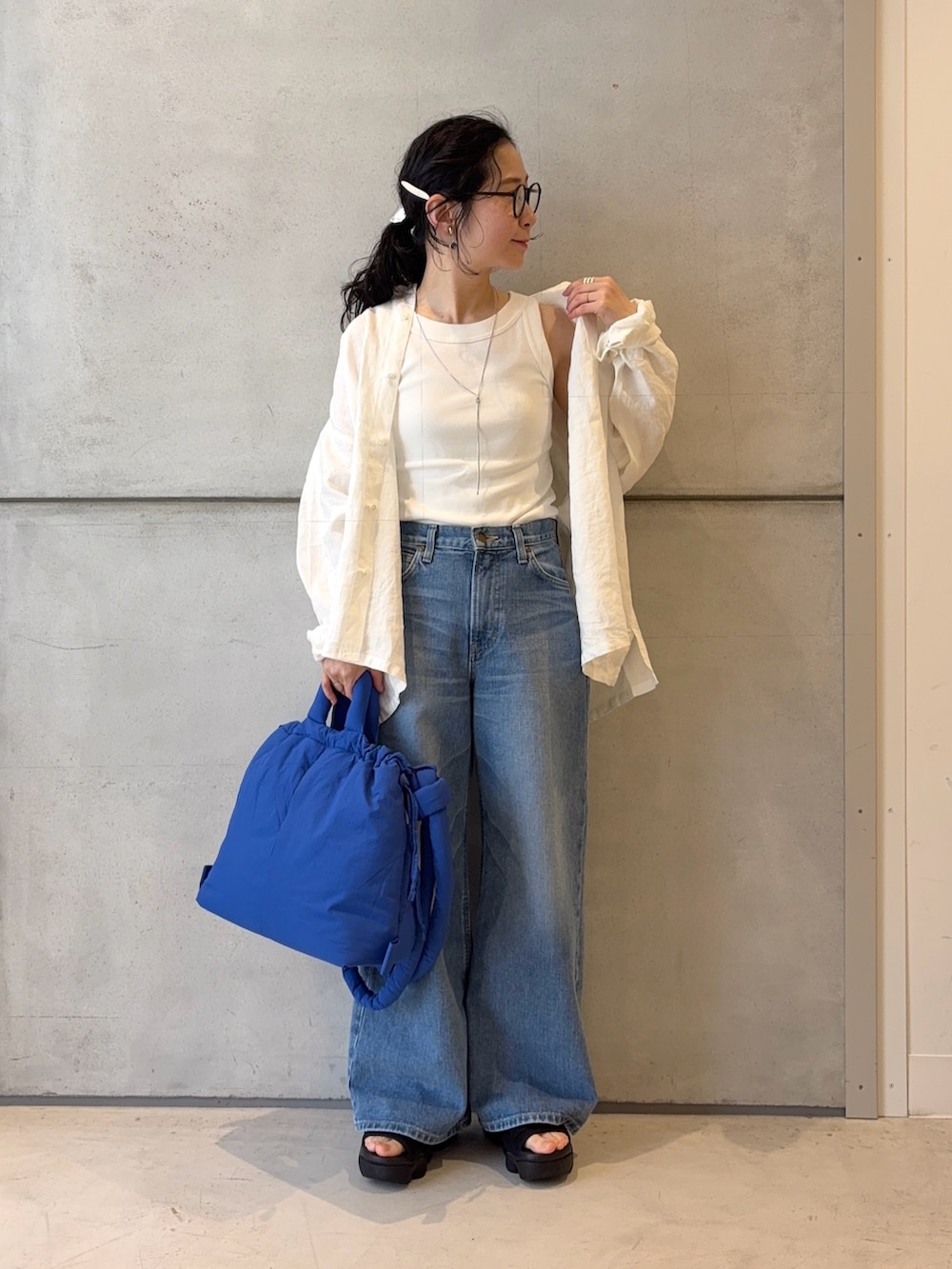 ブラック系のサンダル、ホワイト系のタンクトップ、ホワイト系のシャツ/ブラウスを着用したレディースの春コーディネートの2枚目の写真