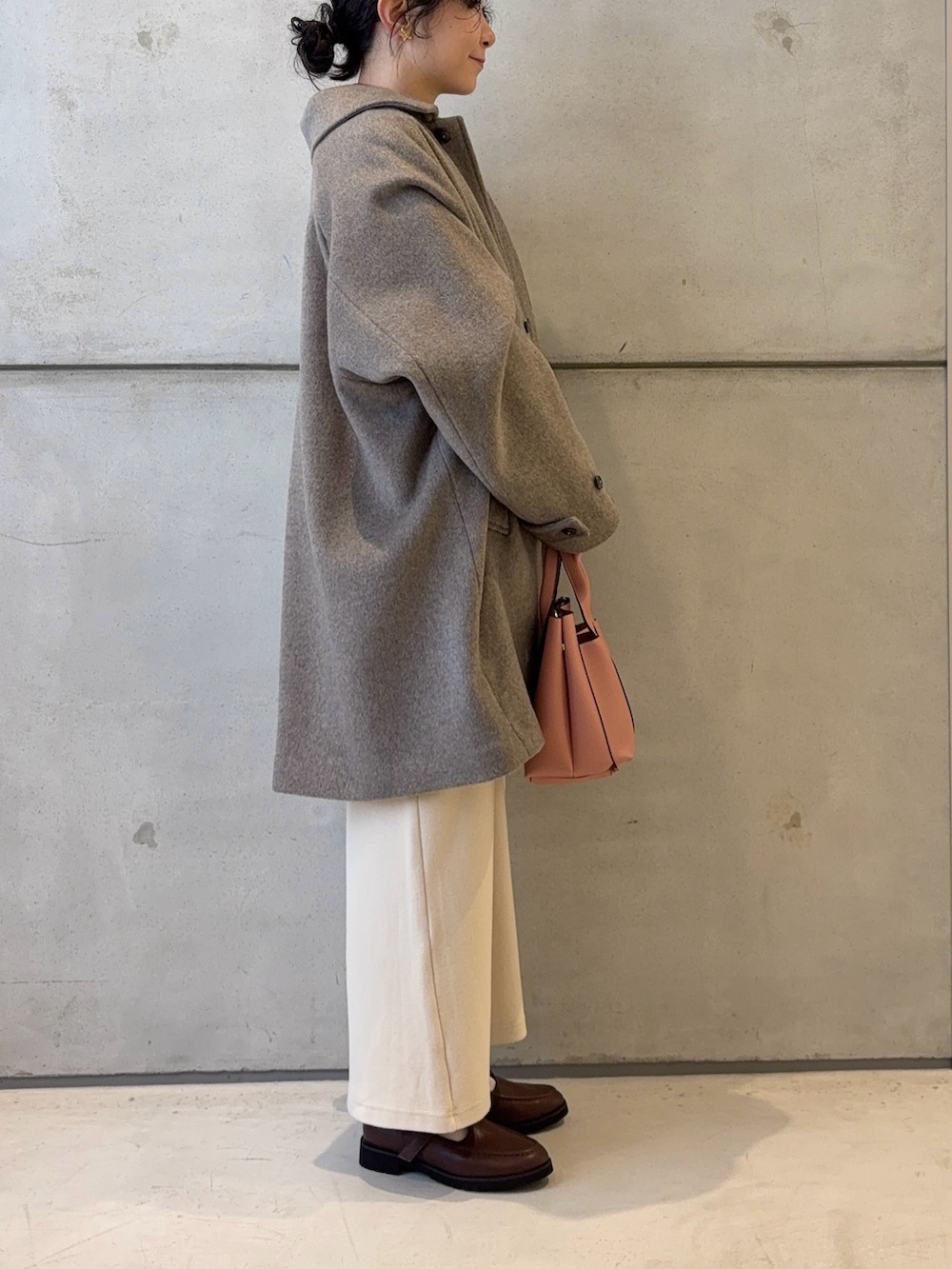 ホワイト系のスカート、ブラウン系のローファー、グレー系のステンカラーコートを着用したレディースの秋コーディネートの3枚目の写真