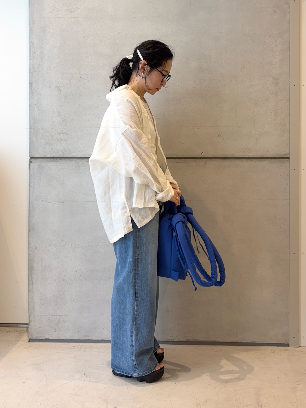 ブラック系のサンダル、ホワイト系のタンクトップ、ホワイト系のシャツ/ブラウスを着用したレディースの春コーディネートの3枚目の写真