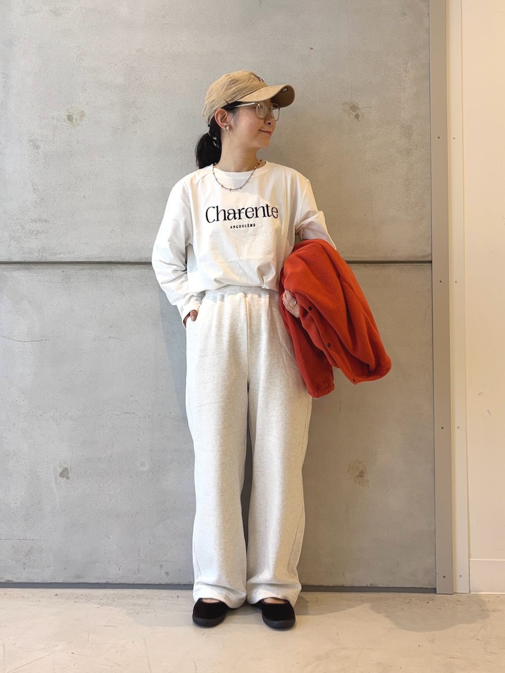 ホワイト系のTシャツ/カットソー、ブラウン系のその他アウター、ベージュ系のその他パンツを着用したレディースの秋コーディネートの6枚目の写真