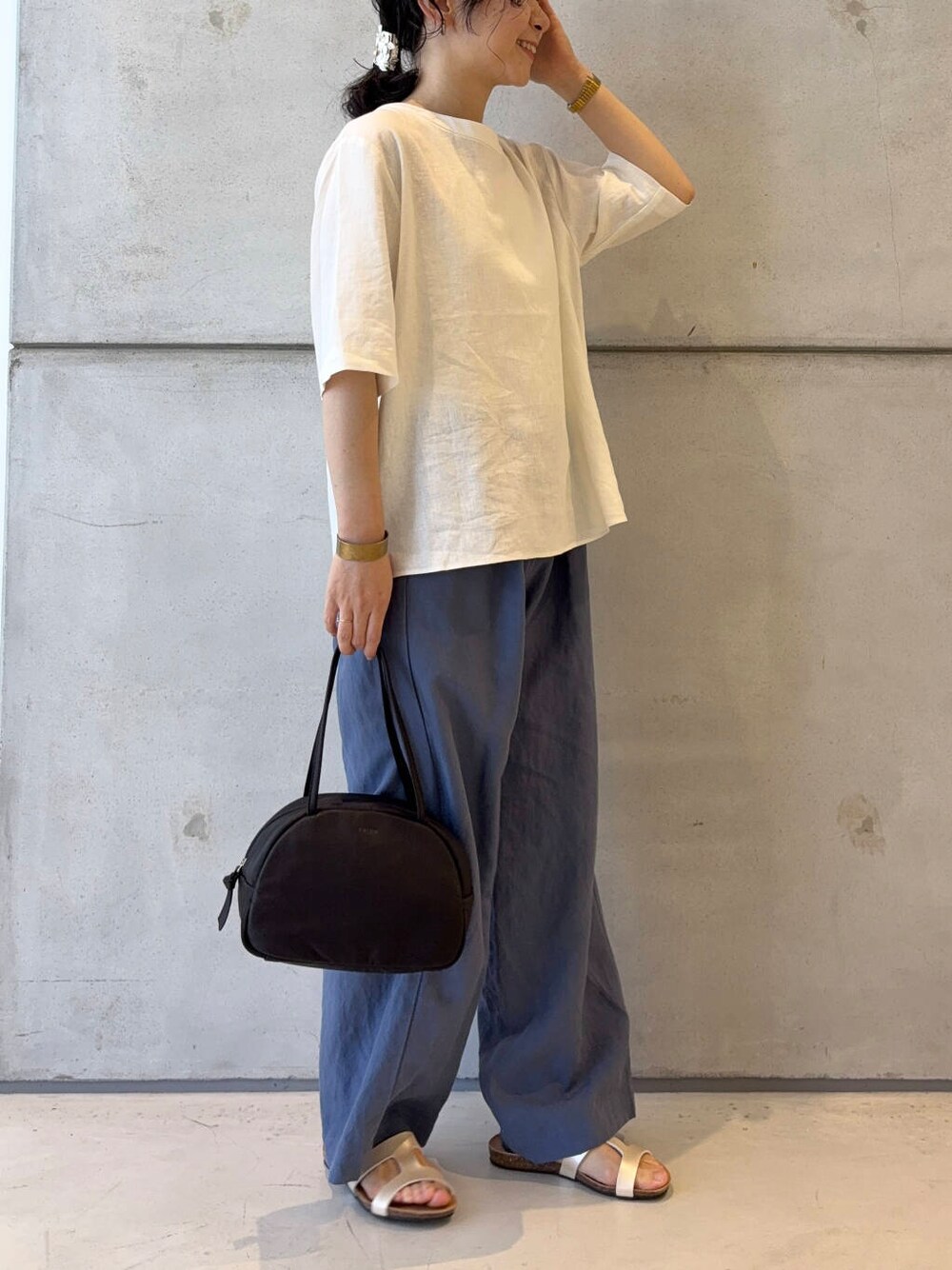 ホワイト系のシャツ/ブラウス、ブルー系のその他パンツ、ホワイト系のサンダルを着用したレディースの夏コーディネートの3枚目の写真