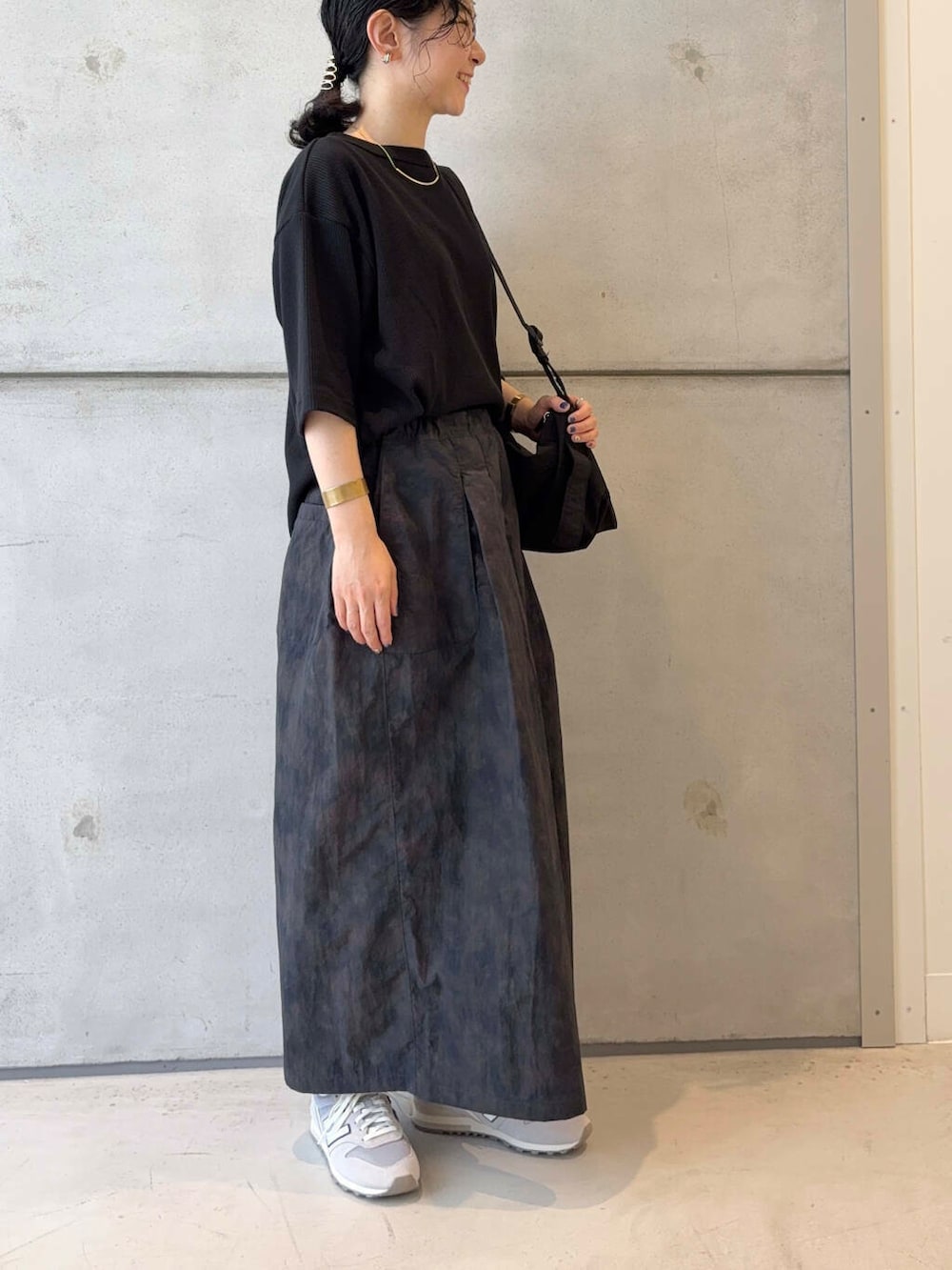 ブラック系のショルダーバッグ、ブラック系のTシャツ/カットソー、ブラック系のその他パンツを着用したレディースの夏コーディネートの3枚目の写真