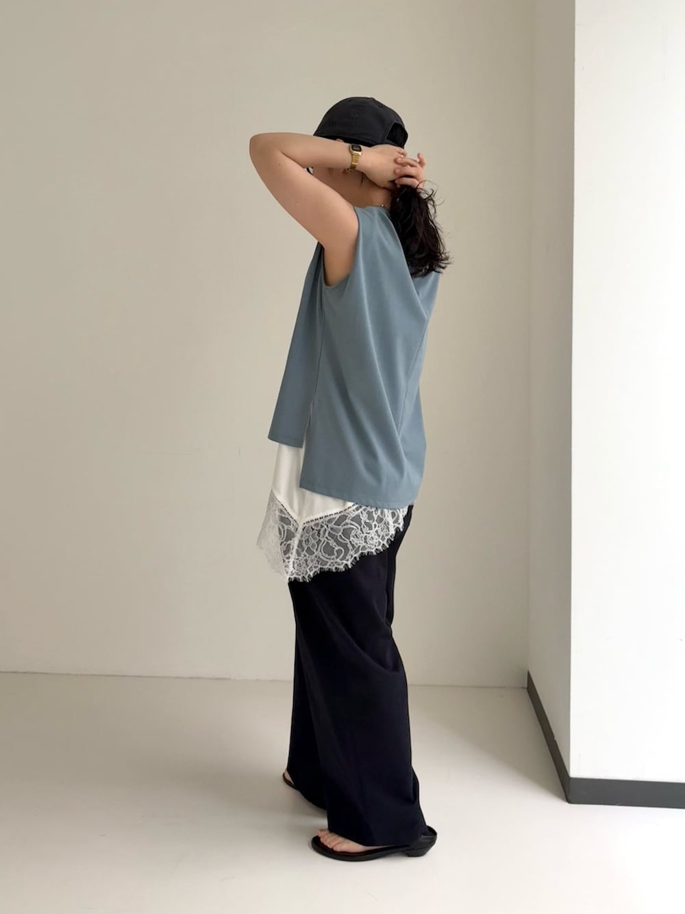 ブルー系のタンクトップ、ホワイト系のキャミソール、ブルー系のその他パンツを着用したレディースの夏コーディネートの4枚目の写真