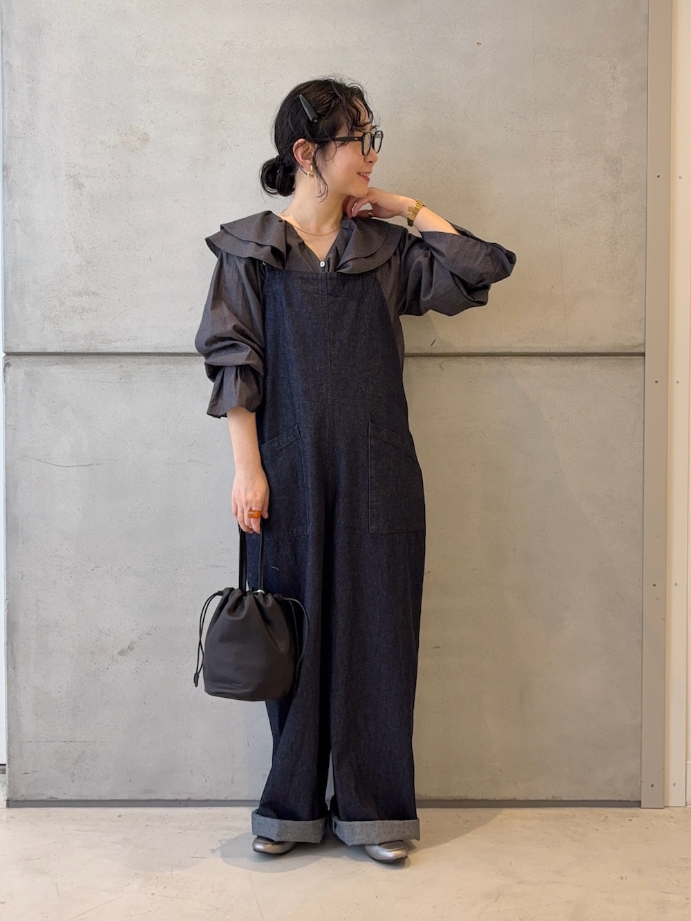 ブルー系のサロペット/オーバーオール、ブルー系のシャツ/ブラウス、ブラック系のバッグを着用したレディースの冬コーディネートの2枚目の写真