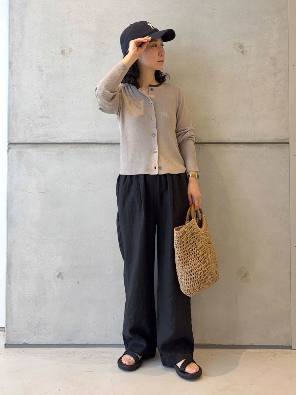 ブラック系のその他パンツ、ベージュ系のトートバッグ、グレー系のカーディガン/ボレロを着用したレディースの夏コーディネートの5枚目の写真