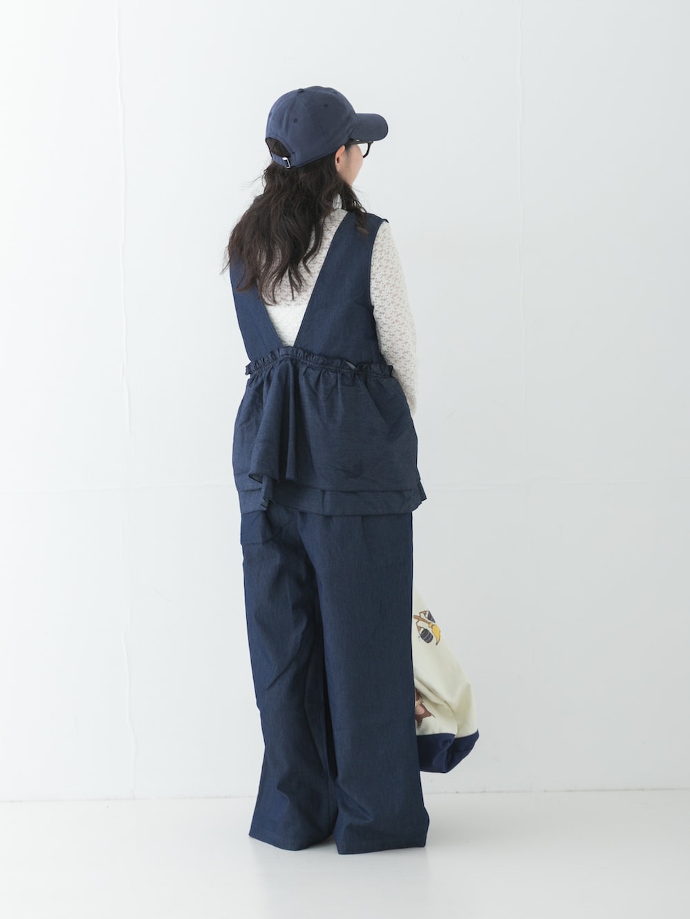 ブルー系のつなぎ/オールインワン、その他のトートバッグ、ホワイト系のTシャツ/カットソーを着用したレディースの秋コーディネートの4枚目の写真