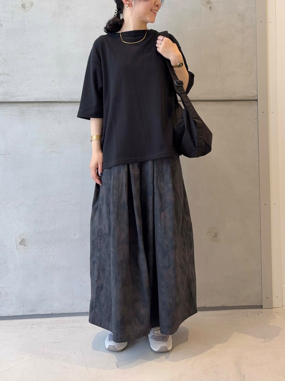 ブラック系のショルダーバッグ、ブラック系のTシャツ/カットソー、ブラック系のその他パンツを着用したレディースの夏コーディネートの4枚目の写真