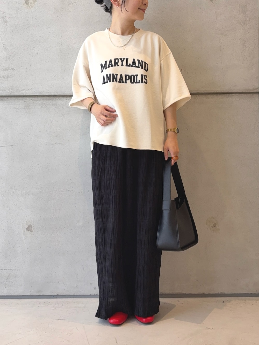 ホワイト系のTシャツ/カットソー、ブラック系のハンドバッグ、ベージュ系のシャツ/ブラウスを着用したレディースの夏コーディネートの5枚目の写真