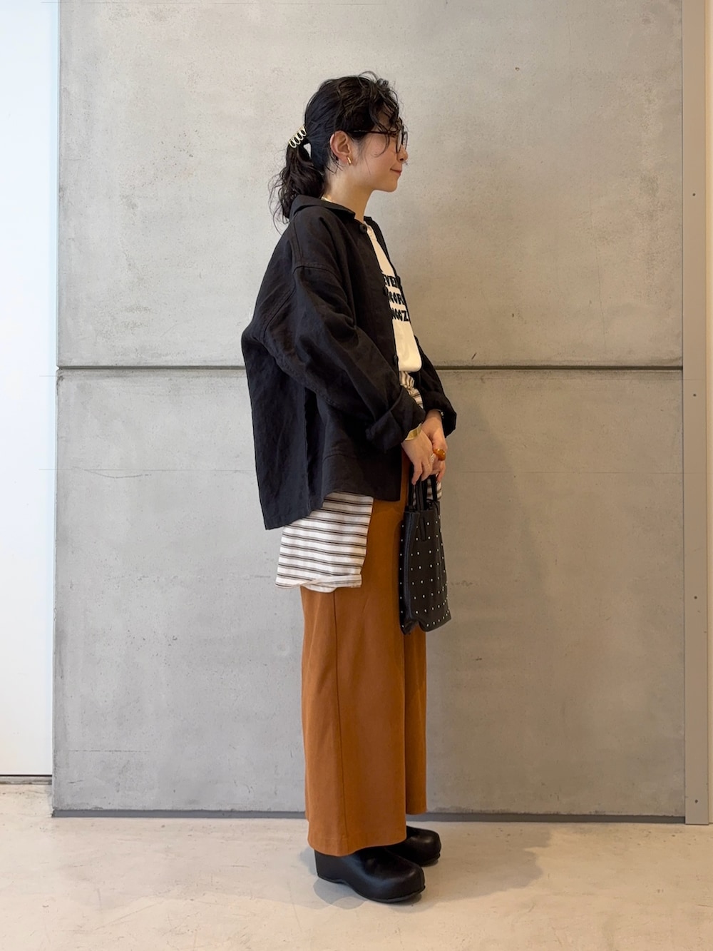 その他のTシャツ/カットソー、ブラック系のカバーオール、ホワイト系のTシャツ/カットソーを着用したレディースの春コーディネートの4枚目の写真