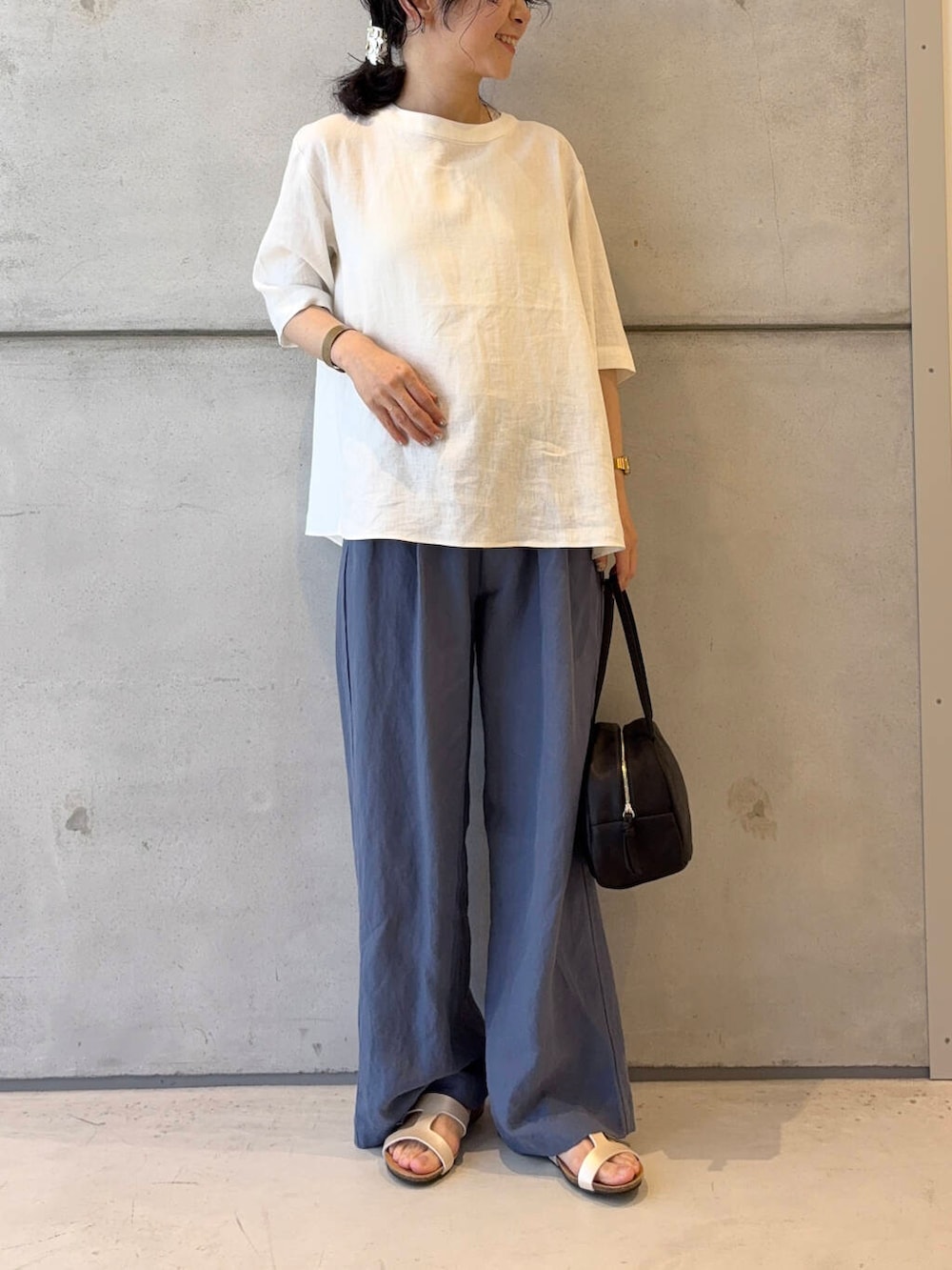 ホワイト系のシャツ/ブラウス、ブルー系のその他パンツ、ホワイト系のサンダルを着用したレディースの夏コーディネートの2枚目の写真