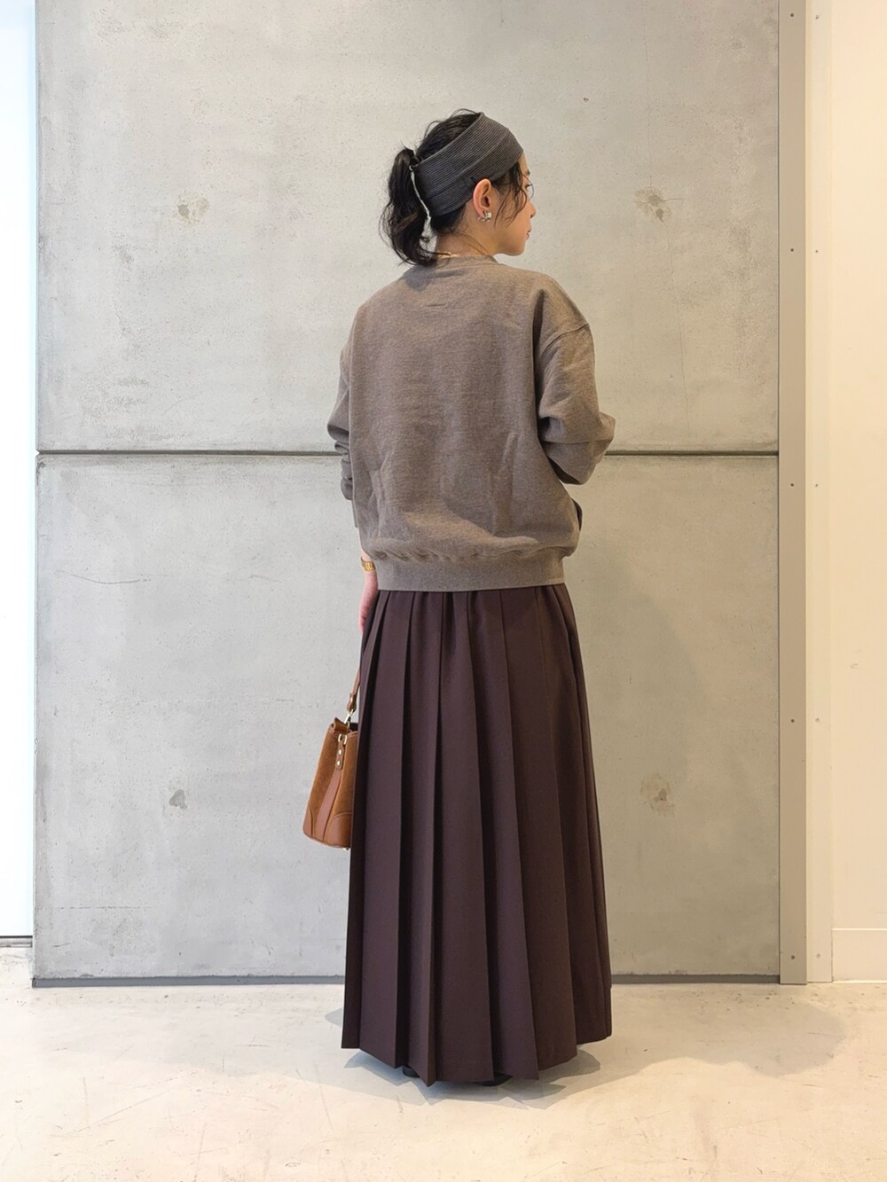 ブラック系のローファー、ブラウン系のスウェット、ブラウン系のスカートを着用したレディースの秋コーディネートの4枚目の写真