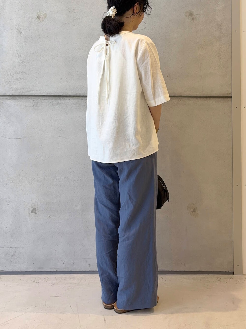 ホワイト系のシャツ/ブラウス、ブルー系のその他パンツ、ホワイト系のサンダルを着用したレディースの夏コーディネートの4枚目の写真