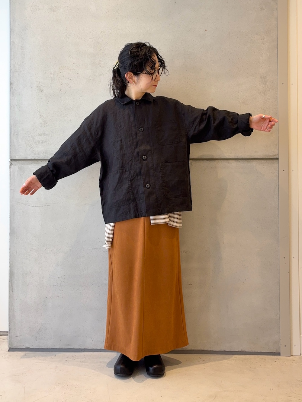 その他のTシャツ/カットソー、ブラック系のカバーオール、ホワイト系のTシャツ/カットソーを着用したレディースの春コーディネートの3枚目の写真