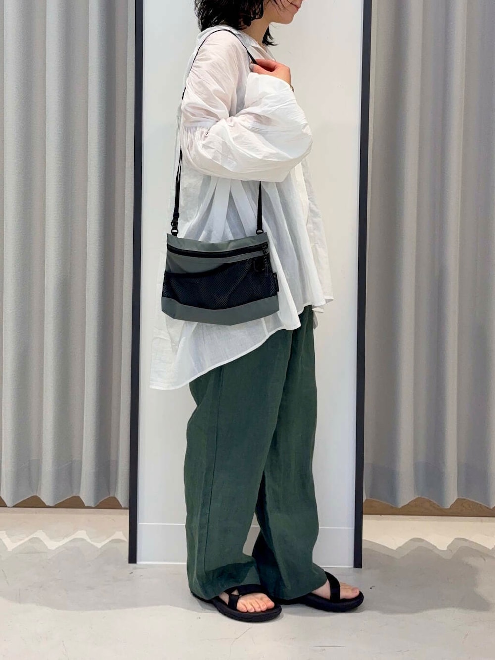 グリーン系のその他パンツ、ホワイト系のシャツ/ブラウス、ブラック系のサンダルを着用したレディースの春コーディネートの4枚目の写真