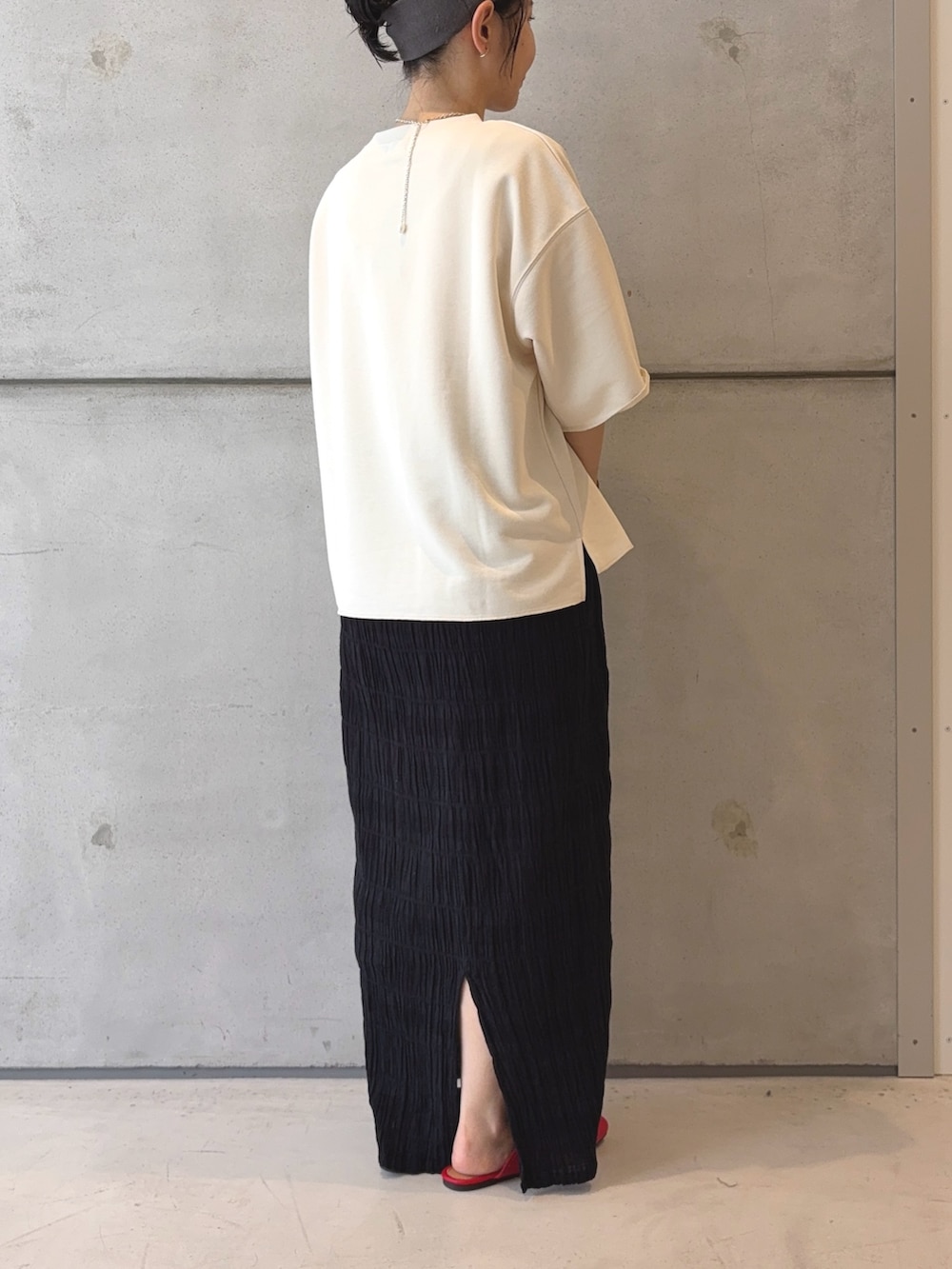 ホワイト系のTシャツ/カットソー、ブラック系のハンドバッグ、ベージュ系のシャツ/ブラウスを着用したレディースの夏コーディネートの7枚目の写真