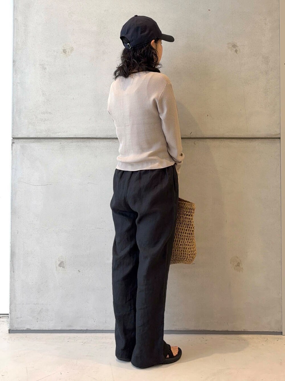 ブラック系のその他パンツ、ベージュ系のトートバッグ、グレー系のカーディガン/ボレロを着用したレディースの夏コーディネートの4枚目の写真