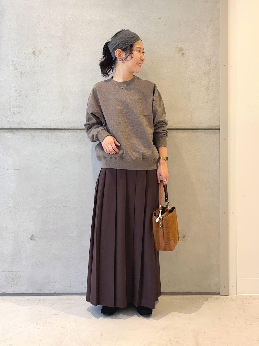 ブラック系のローファー、ブラウン系のスウェット、ブラウン系のスカートを着用したレディースの秋コーディネートの2枚目の写真