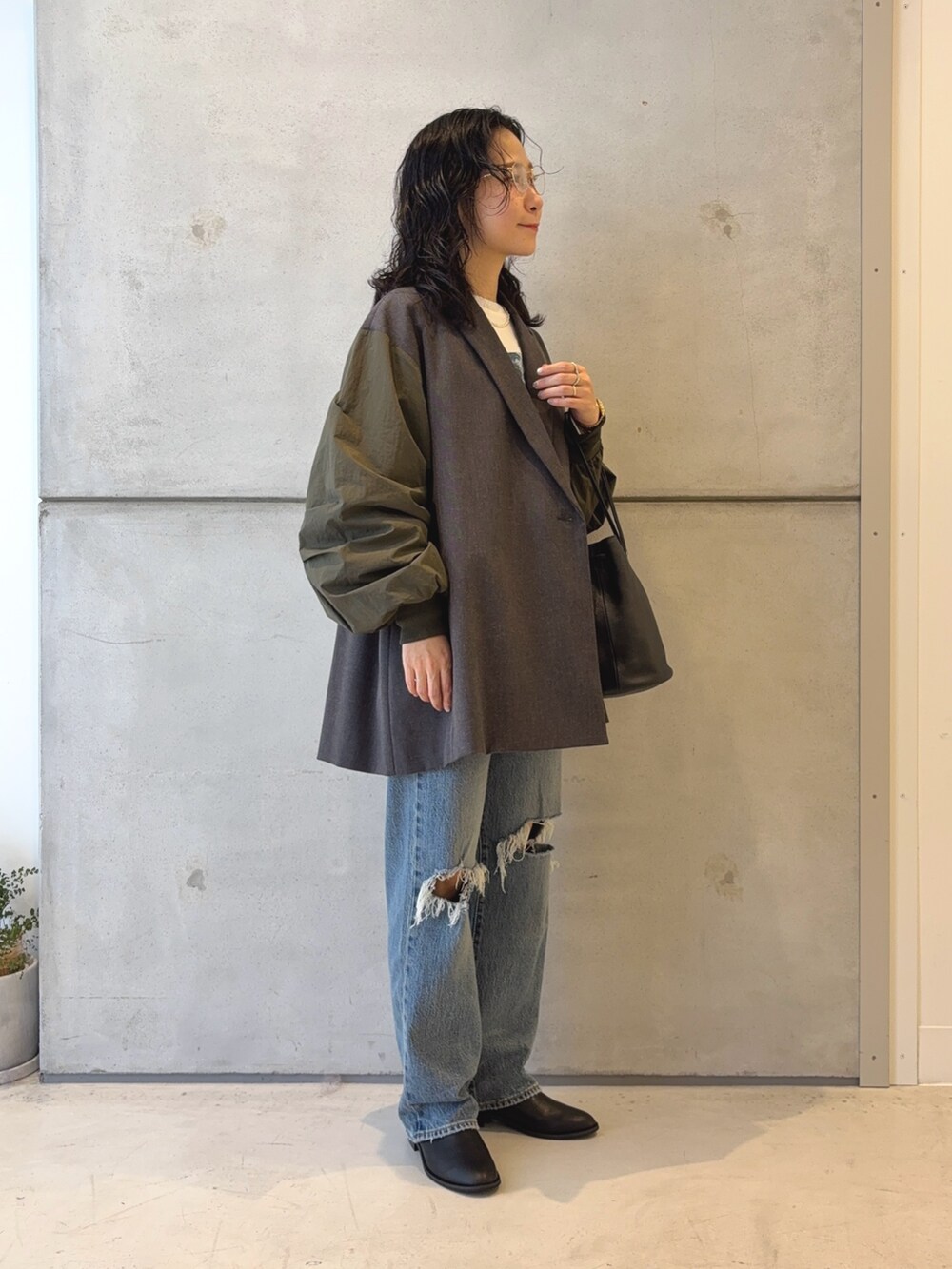 グレー系のその他アウター、ホワイト系のTシャツ/カットソー、ブラック系のショルダーバッグを着用したレディースの秋コーディネートの3枚目の写真
