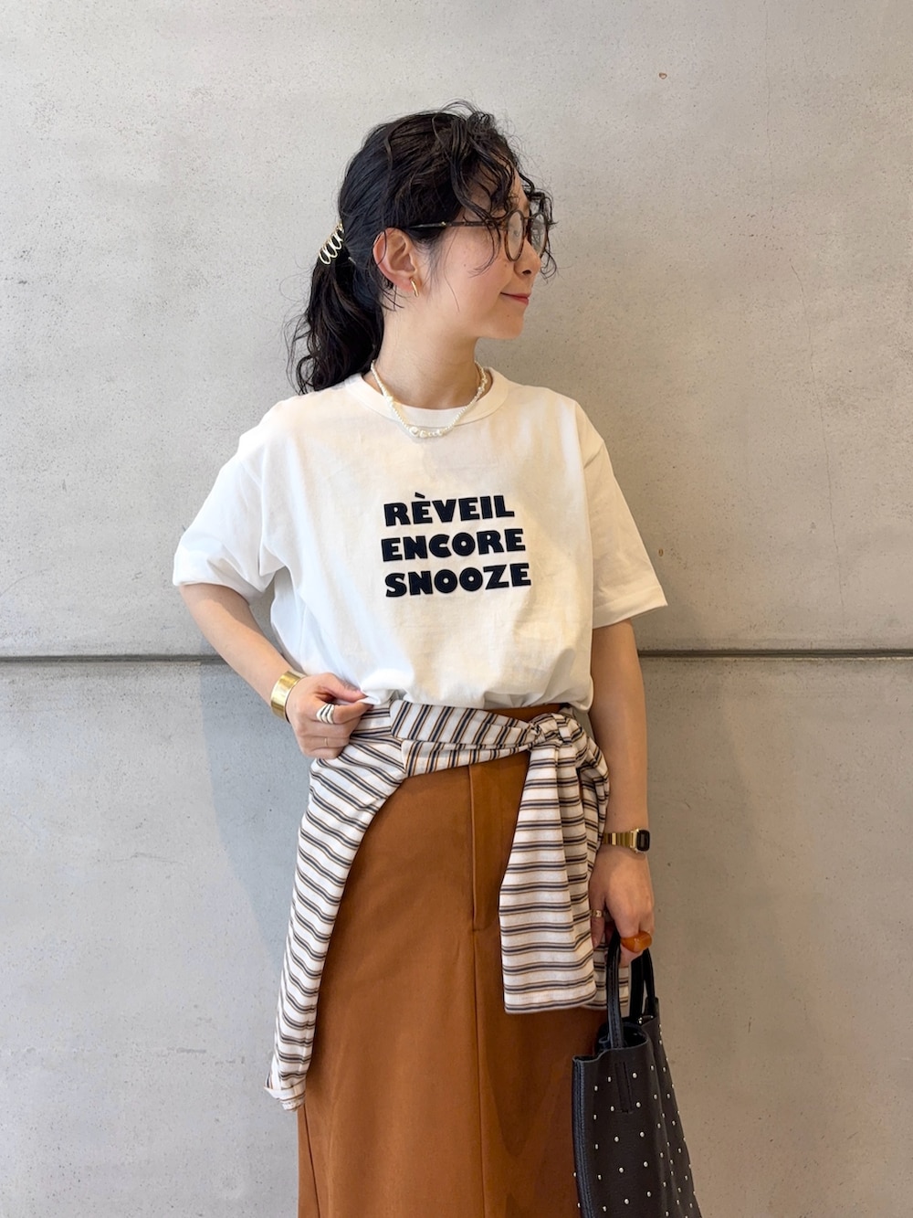 その他のTシャツ/カットソー、ブラック系のカバーオール、ホワイト系のTシャツ/カットソーを着用したレディースの春コーディネートの6枚目の写真