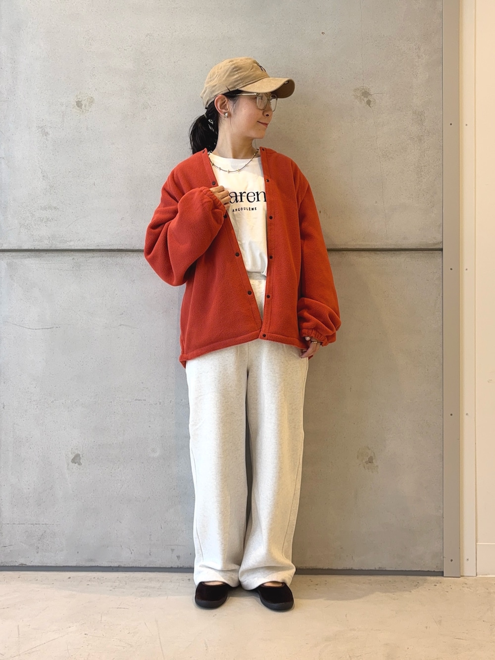 ホワイト系のTシャツ/カットソー、ブラウン系のその他アウター、ベージュ系のその他パンツを着用したレディースの秋コーディネートの3枚目の写真